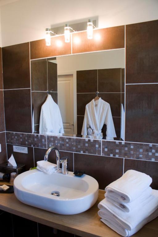 Hotel Logis Auberge Côté Jardin à Lézignan-Corbières Extérieur photo